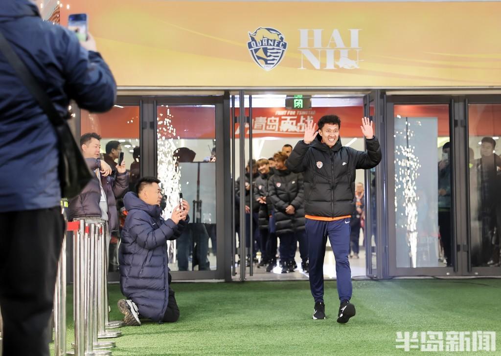 开云体育下载-马年“牛”起来！青岛海牛举行新赛季出征仪式，主教练米兰要踢出攻势足球
