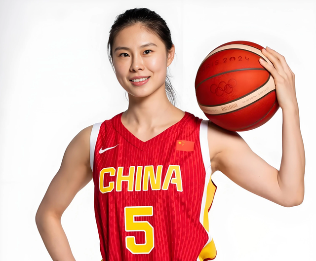 kaiyun-王思雨替补出场，6投6中，砍下13分！中国女篮半场领先巴西13分