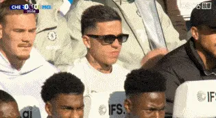 开云体育下载APP-仍在队内停赛中！镜头给到墨镜版恩佐